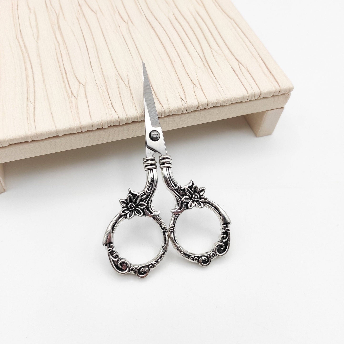 Daisy Vintage Style small scissor