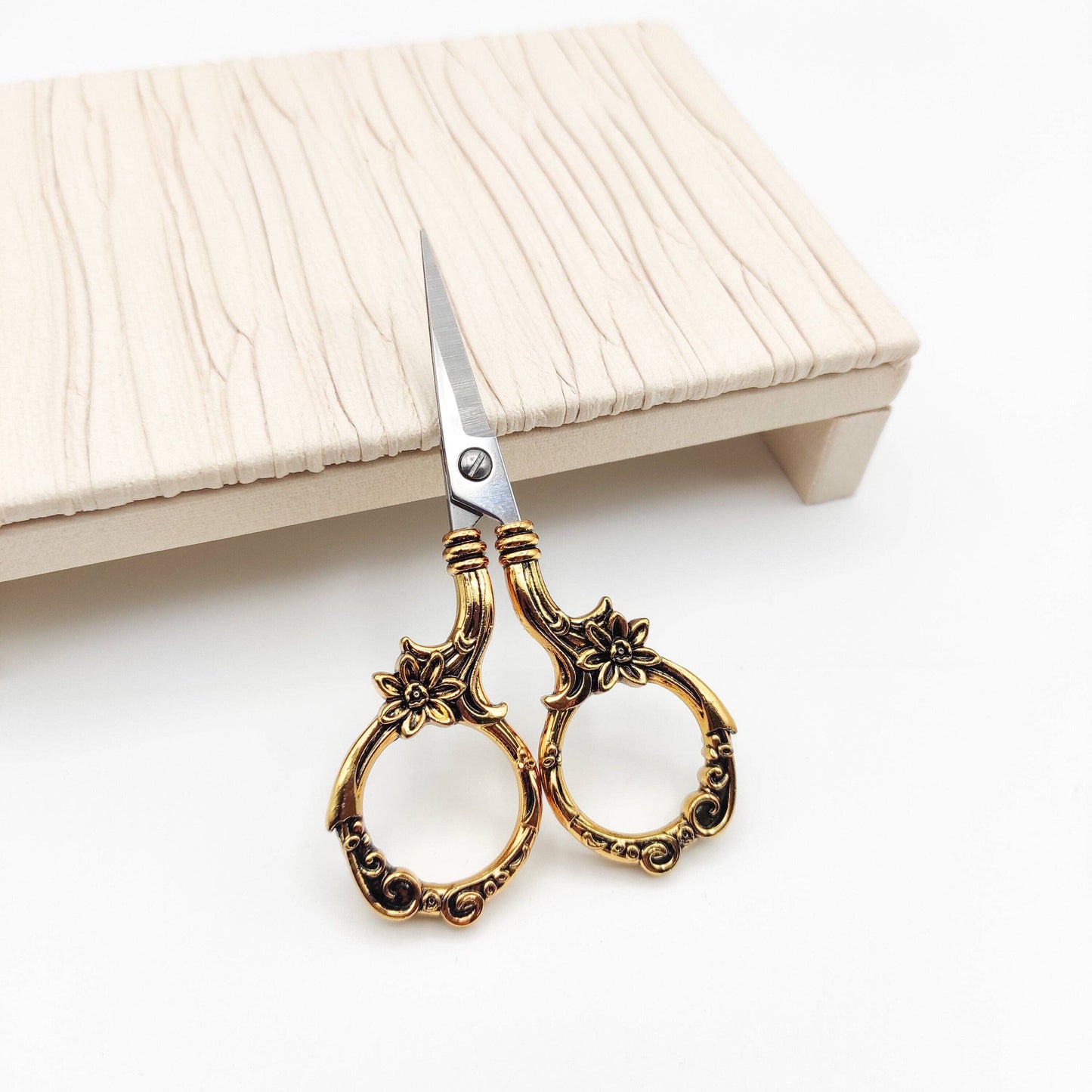 Daisy Vintage Style small scissor