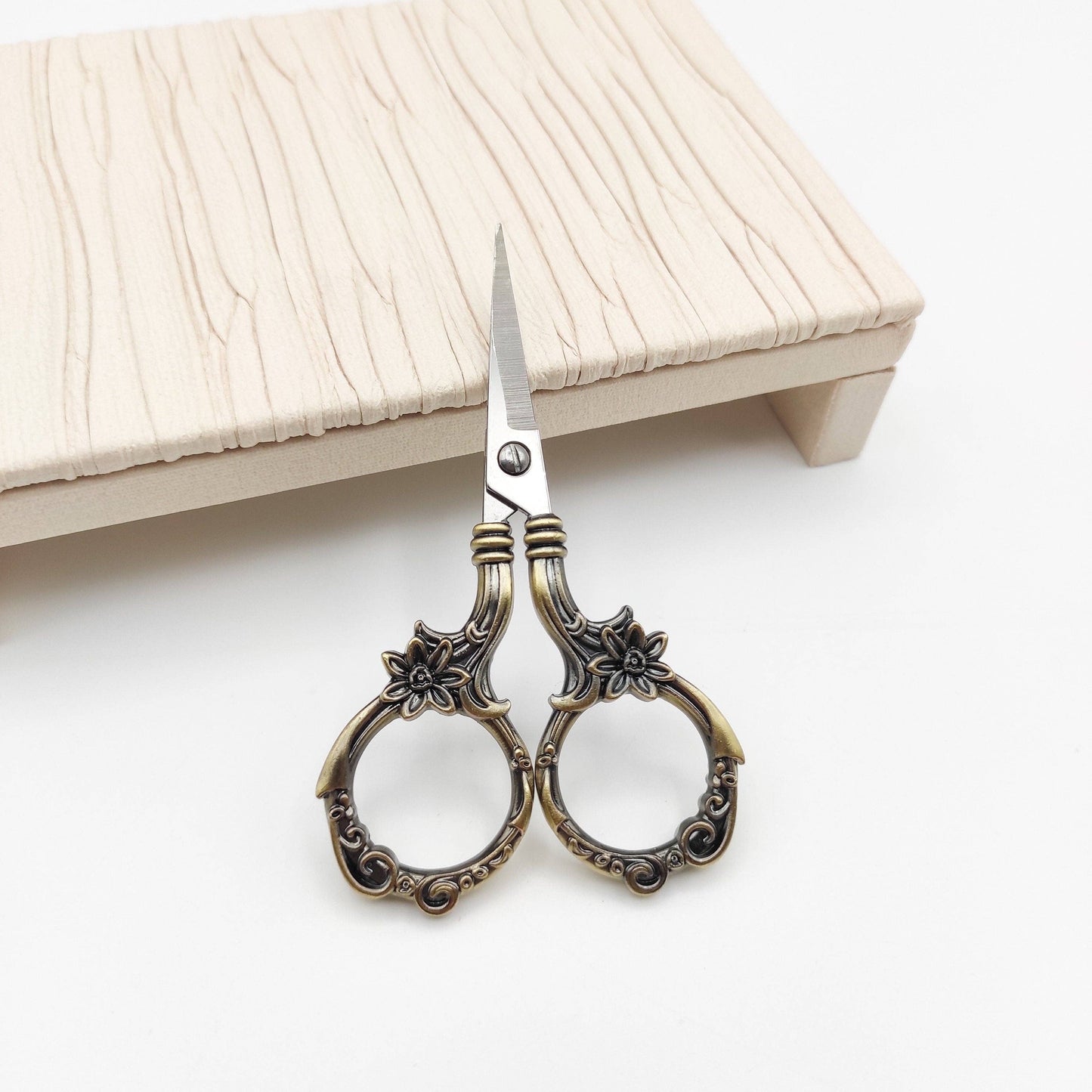 Daisy Vintage Style small scissor