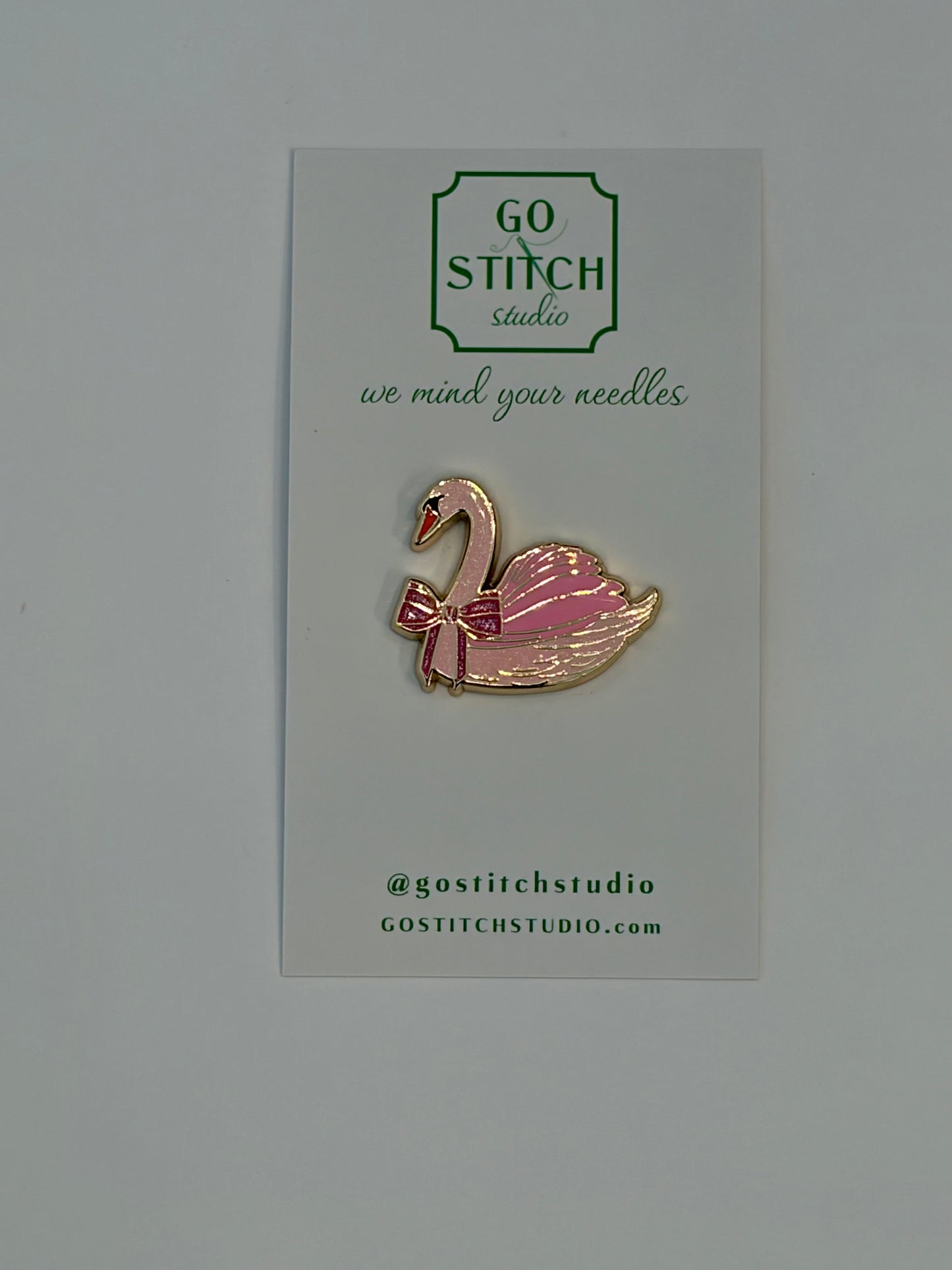 Pink Glitter Swan w/ Bow Needle Minder (mini magnet)